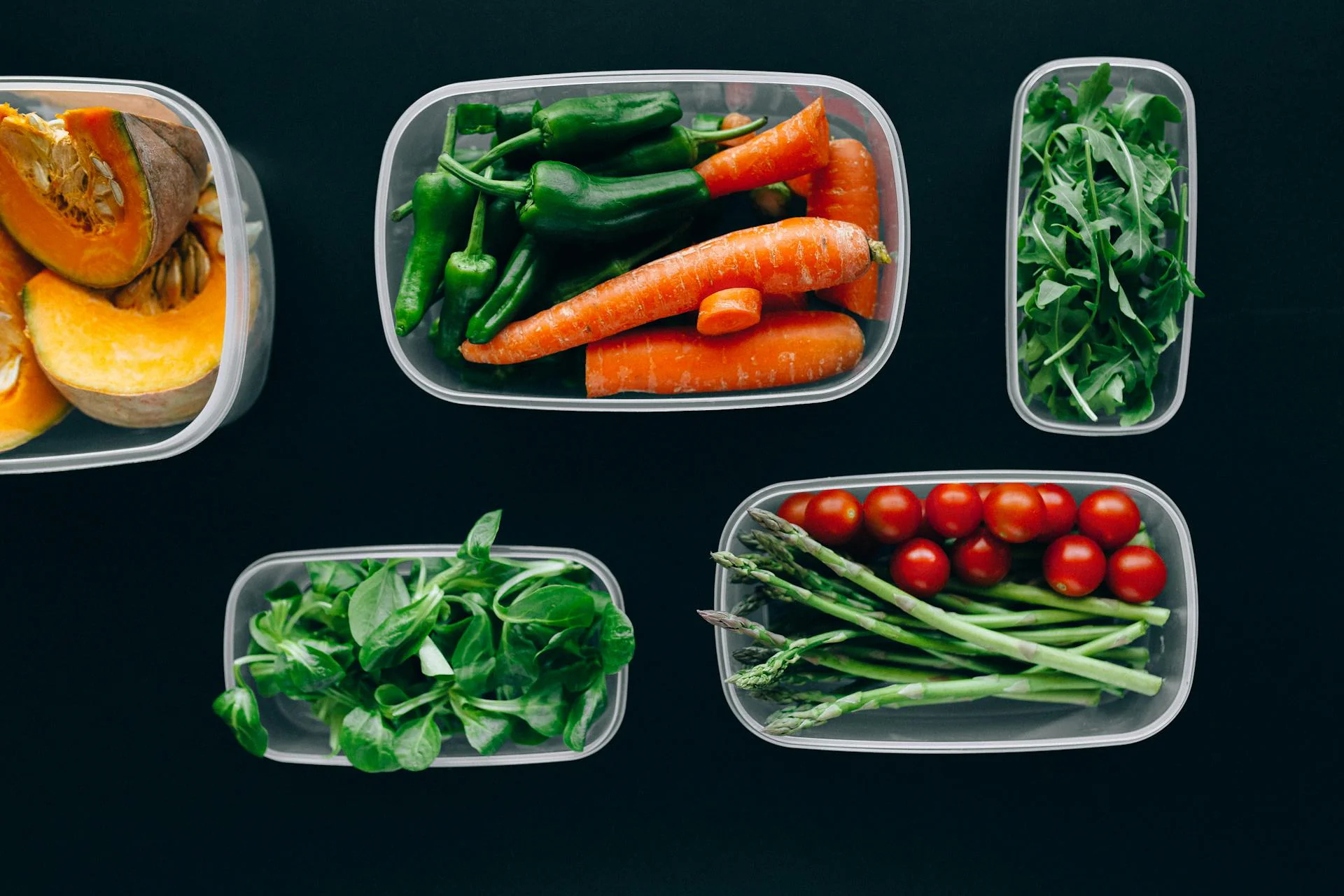 Quelles sont les bonnes pratiques pour conserver les pâtisseries dans une boîte à pâtisserie jetable en plastique afin d'éviter qu'elles ne soient détrempées ou endommagées ?