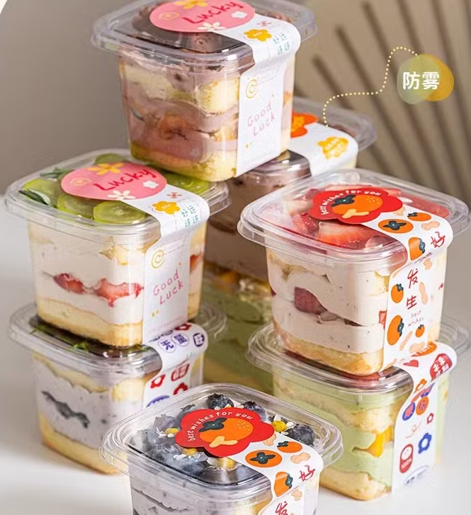 Un plateau alimentaire en PS libère-t-il des produits chimiques nocifs au contact des aliments chauds, par rapport à un plateau alimentaire en PET ?